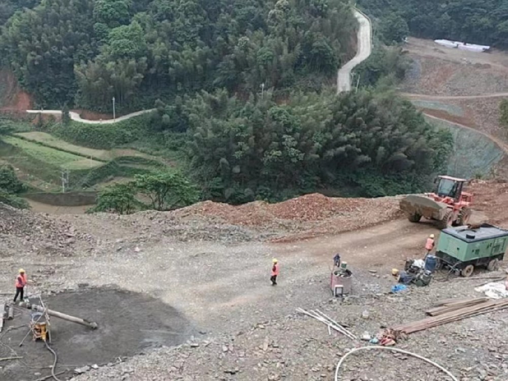 湖南亿和公路公司井然有序的施工现场