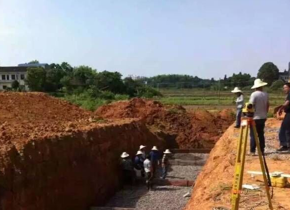 浏阳市政道路圆管涵施工现场