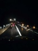 挑灯夜战抢进度 加班加点赶工期