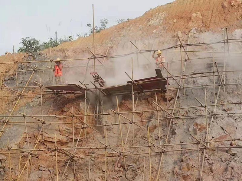 白新高速公路边坡锚杆方格梁防护工程挑灯夜战赶进度 加班加点赶工期 